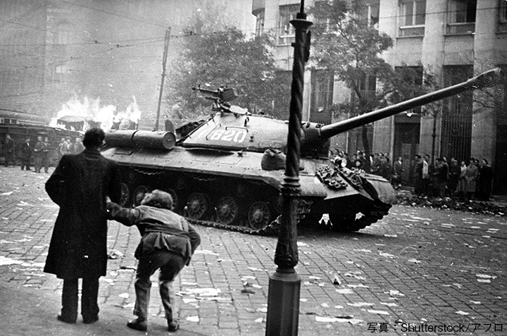 1956年、ハンガリー動乱。戦火に包まれたブタペスト市内を走るソ連軍の戦車。1956年、ハンガリー動乱。戦火に包まれたブタペスト市内を走るソ連軍の戦車
