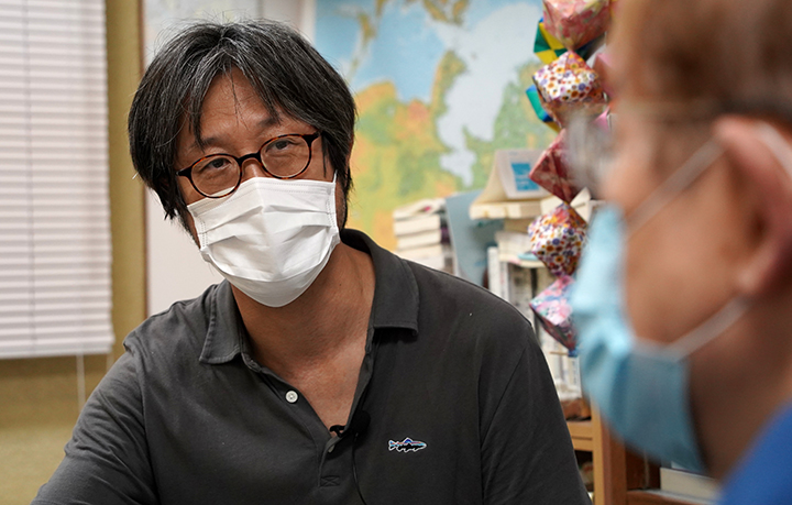 朝日新聞記者でルポライターの三浦英之さん。2020年に刊行された『白い土地　ルポ 福島「帰還困難区域」とその周辺』（集英社クリエイティブ）では原発被災地の最前線に生きる人々を描いた。現在も帰還困難区域に通いつづけている。蟻塚亮二さんが診療をおこなう福島県相馬市の「メンタルクリニックなごみ」にて。