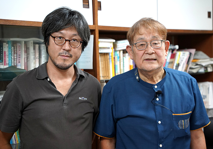 三浦英之さん（左）と蟻塚亮二さん（右）。福島県相馬市の「メンタルクリニックなごみ」にて。