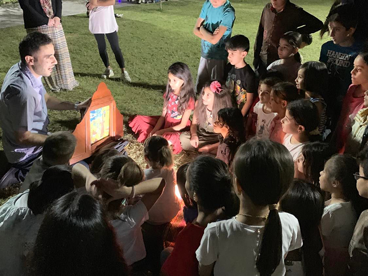 毎週水曜の夜にイラクのドホークで行われる公園での読み聞かせに集まった人たち。子どもから大人まで様々な人が集まる。高遠さん提供
