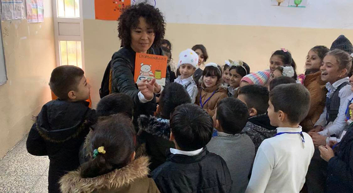 現地の小学校で読み聞かせのワークショップをする高遠菜穂子さん。高遠さん提供