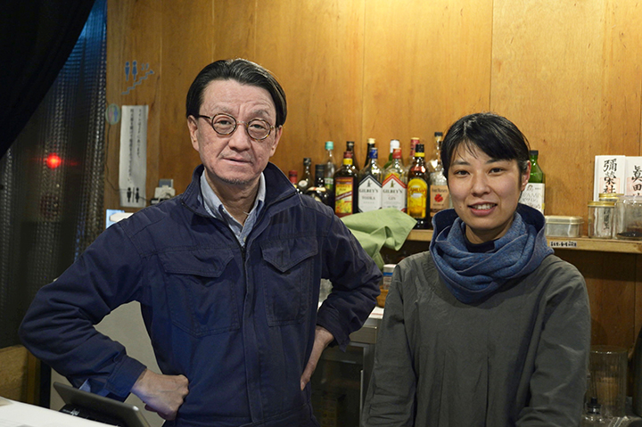 「犀の角」を運営する荒井洋文さん・舞さん夫妻。パンデミック下では、宿泊サービス「やどかりハウス」や時間銀行に加え、月1回、子ども・若者が集まって遊ぶ「うえだイロイロ倶楽部」も始めた。撮影：篠田有史