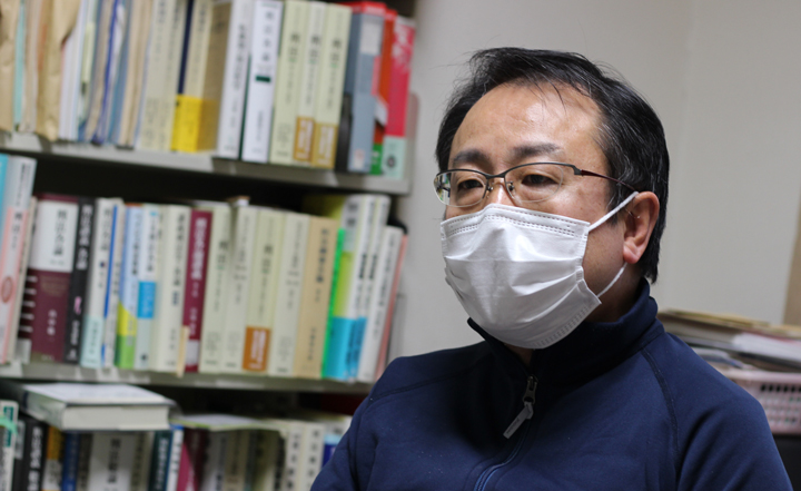 龍谷大学法学部教授の金尚均さん。大学の研究室にて