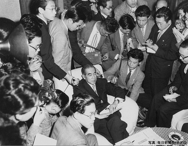 1954年 造船疑獄事件 記者たちに指揮権発動について語る犬養健法相 写真:毎日新聞/アフロ