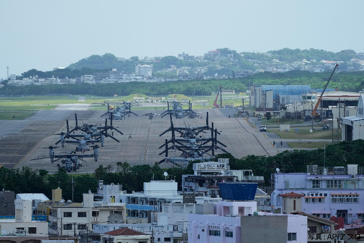 米軍の垂直離着陸機「オスプレイ」が並ぶ沖縄県の普天間飛行場。写真：AP/アフロ。U.S. MV-22B Osprey transport aircraft are parked at the U.S. Marine Corps Air Station Futenma in Ginowan, south of Okinawa, southern Japan, Wednesday, Sept. 6, 2023. (AP Photo/Hiro Komae)