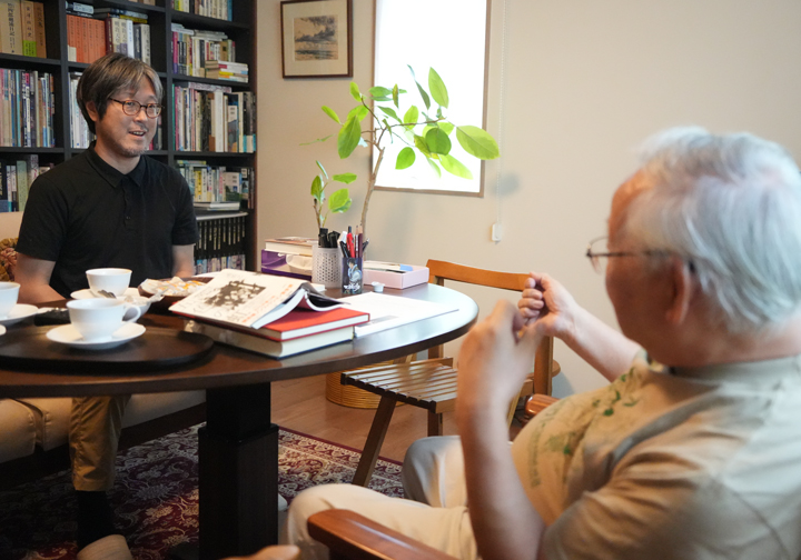 安彦氏の話を聞く三浦英之氏。